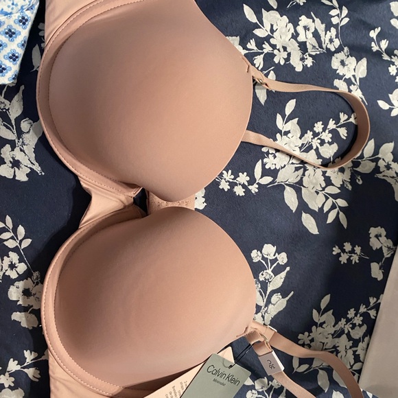 Brand new bra with tag . Calvin klain brand .  Size is 36 C - Picture 2 of 5